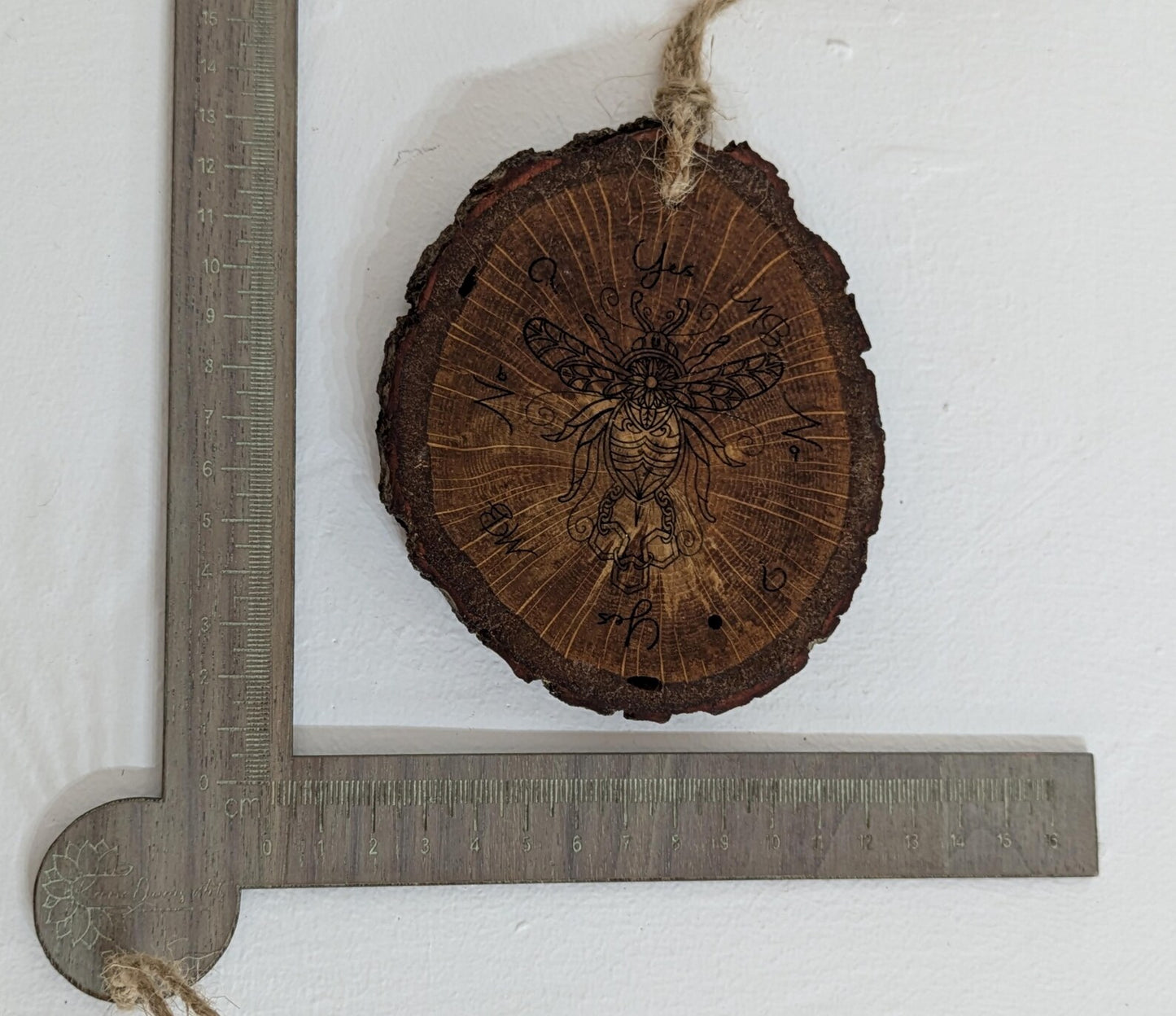 Oak wood slice bumblebee pendulum board.
