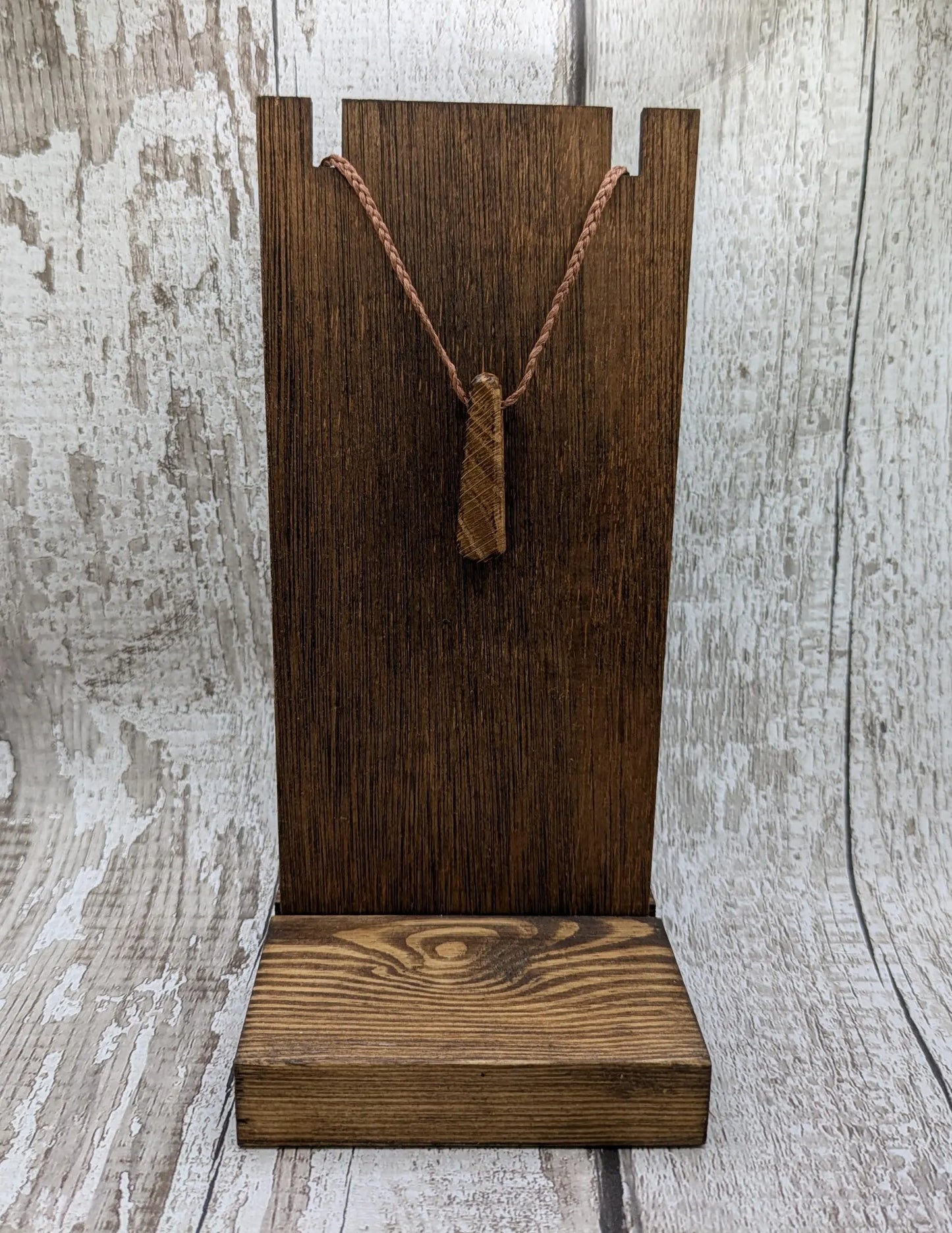 Oak wood roimata drop pendant.