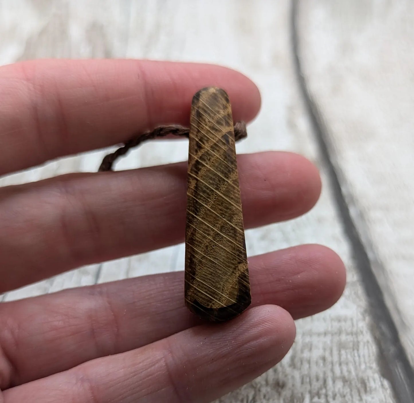 Oak wood roimata drop pendant.