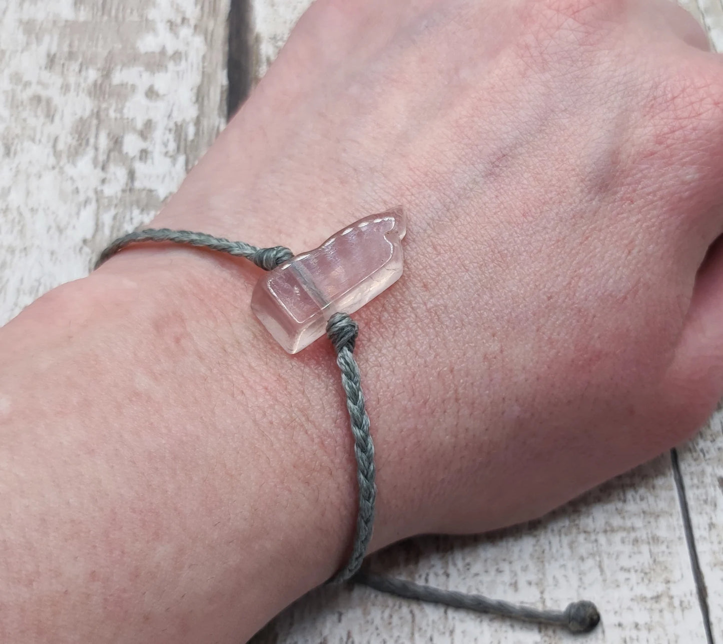 Rose quartz stone adjustable macramé bracelet.