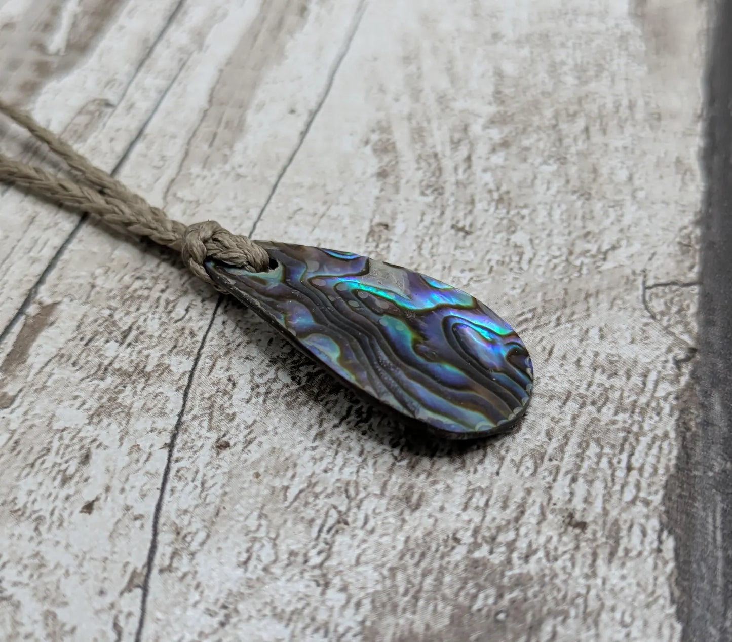 New Zealand Rainbow Pāua Shell Roimata Pendant – Iridescent Teardrop Necklace, Māori Inspired Ocean Jewellery, Healing Shell Talisman.