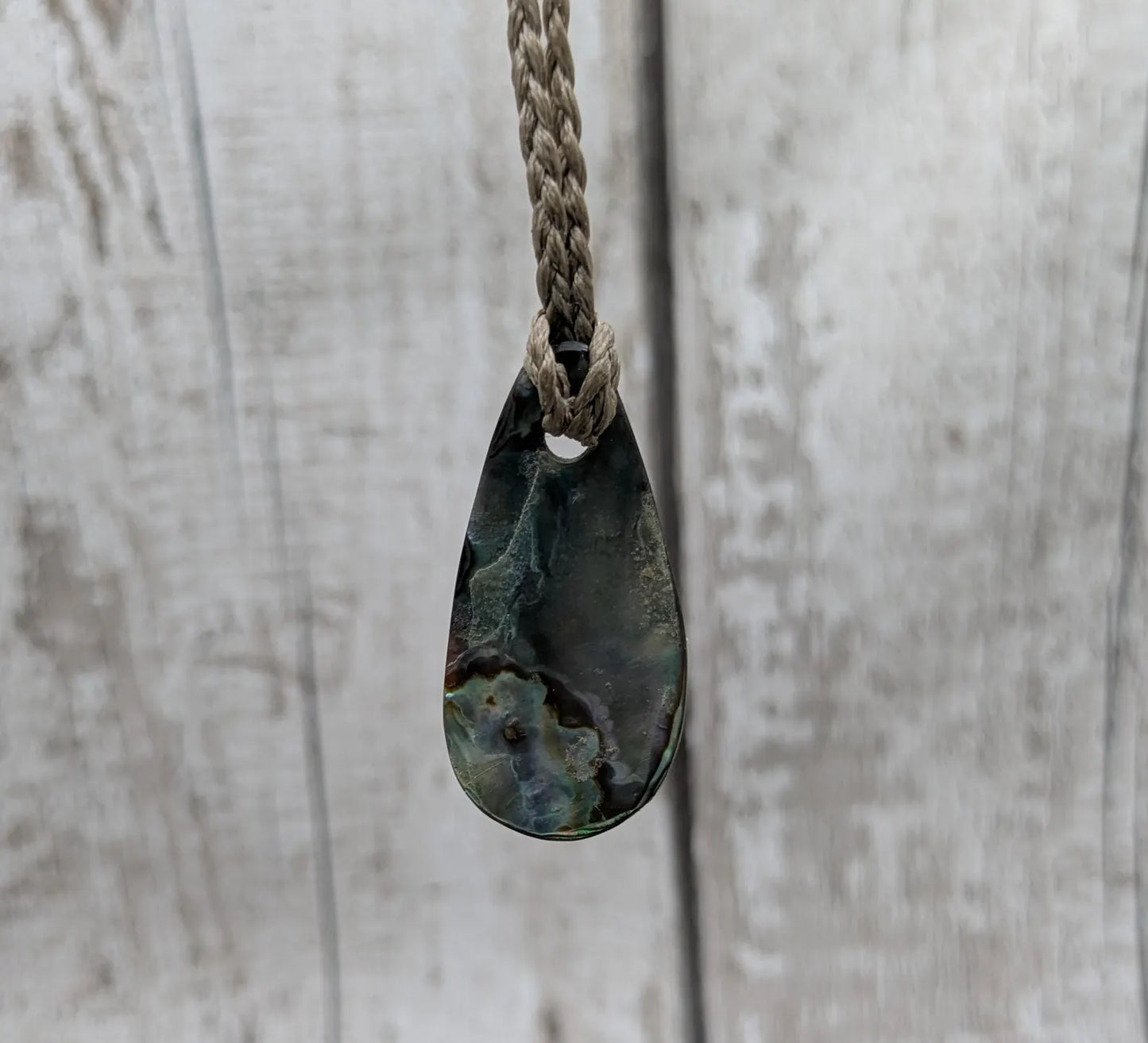 New Zealand Rainbow Pāua Shell Roimata Pendant – Iridescent Teardrop Necklace, Māori Inspired Ocean Jewellery, Healing Shell Talisman.