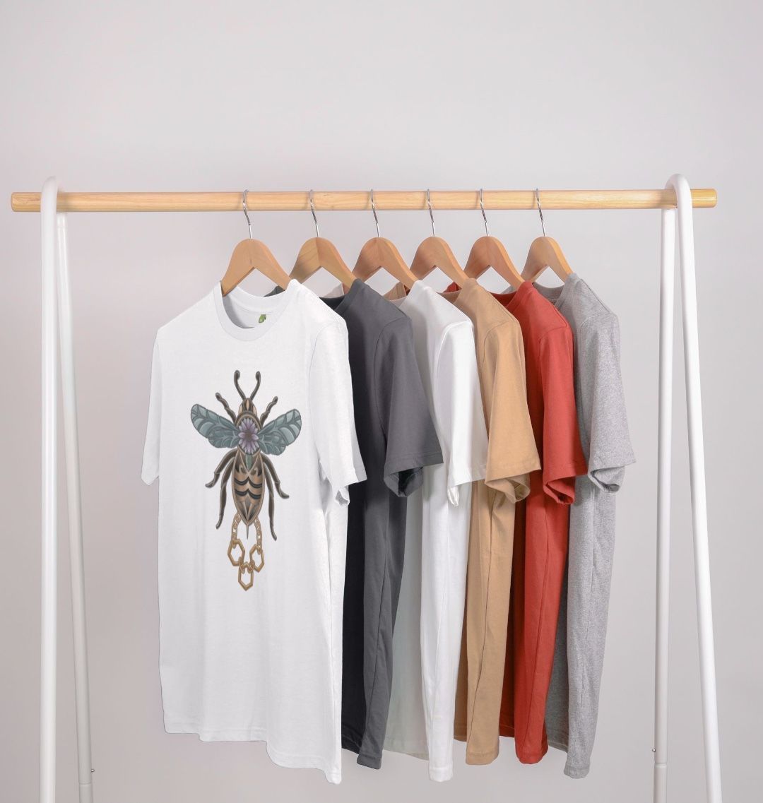 Gilded bumble bee 2.0 unisex T-Shirt.