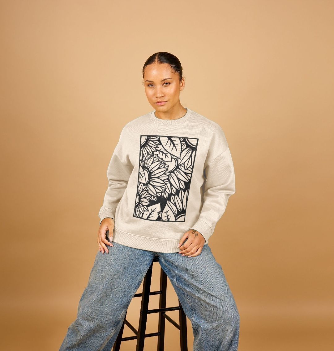 Woman’s Sunflower outline oversized sweatshirt.