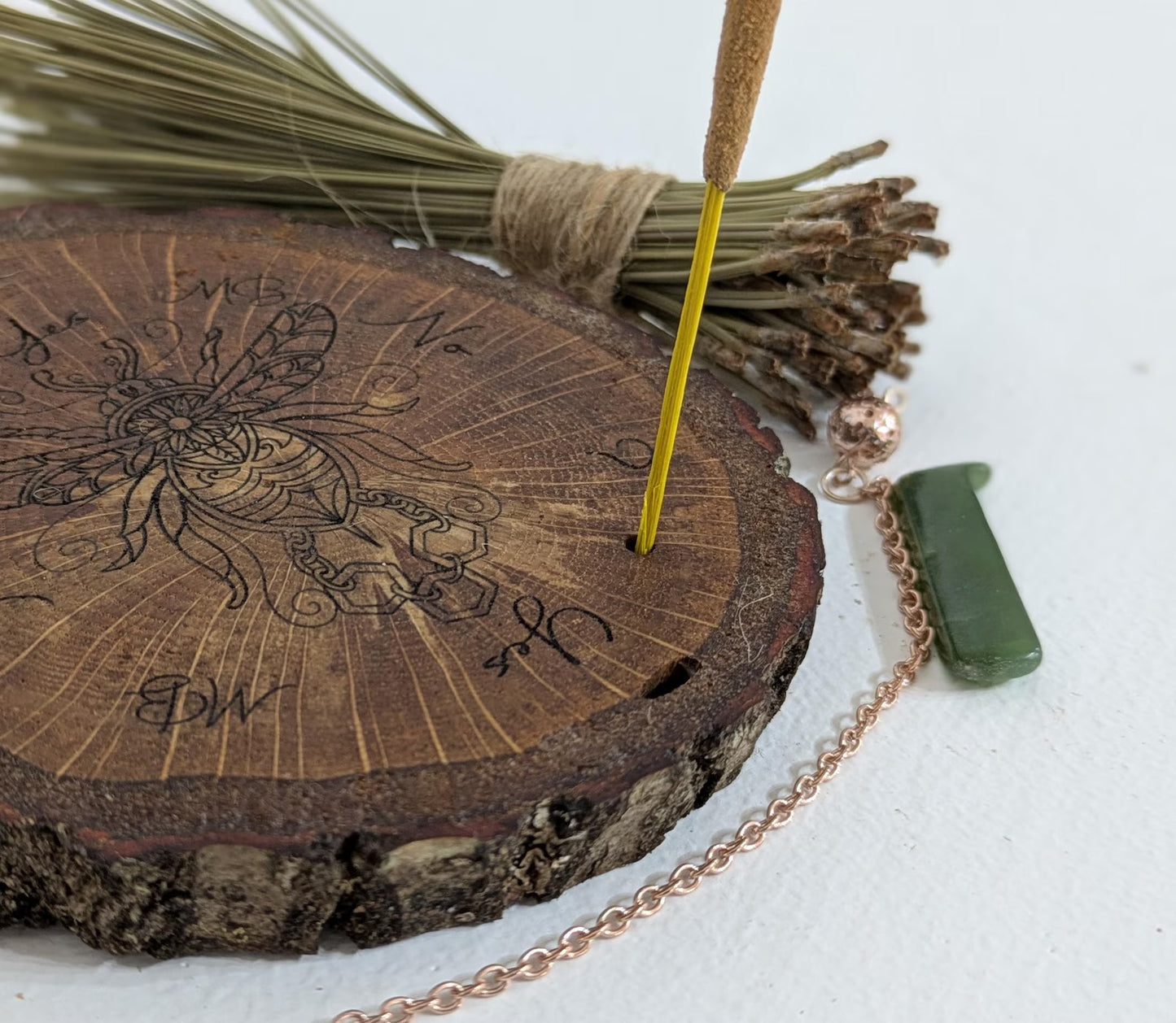Oak wood slice bumblebee pendulum board.