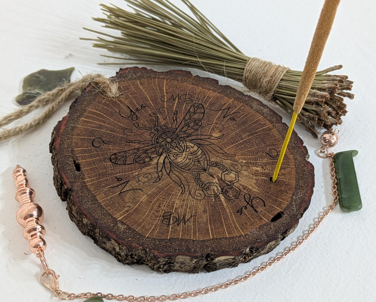Oak wood slice bumblebee pendulum board.