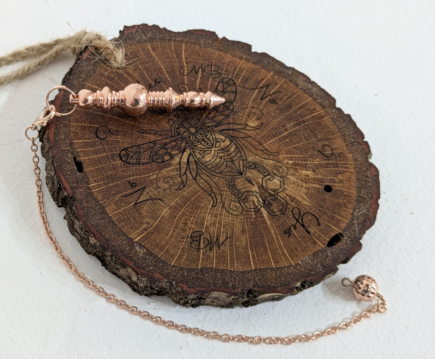 Oak wood slice bumblebee pendulum board.