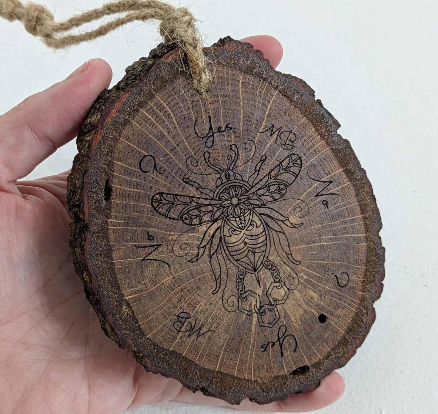 Oak wood slice bumblebee pendulum board.