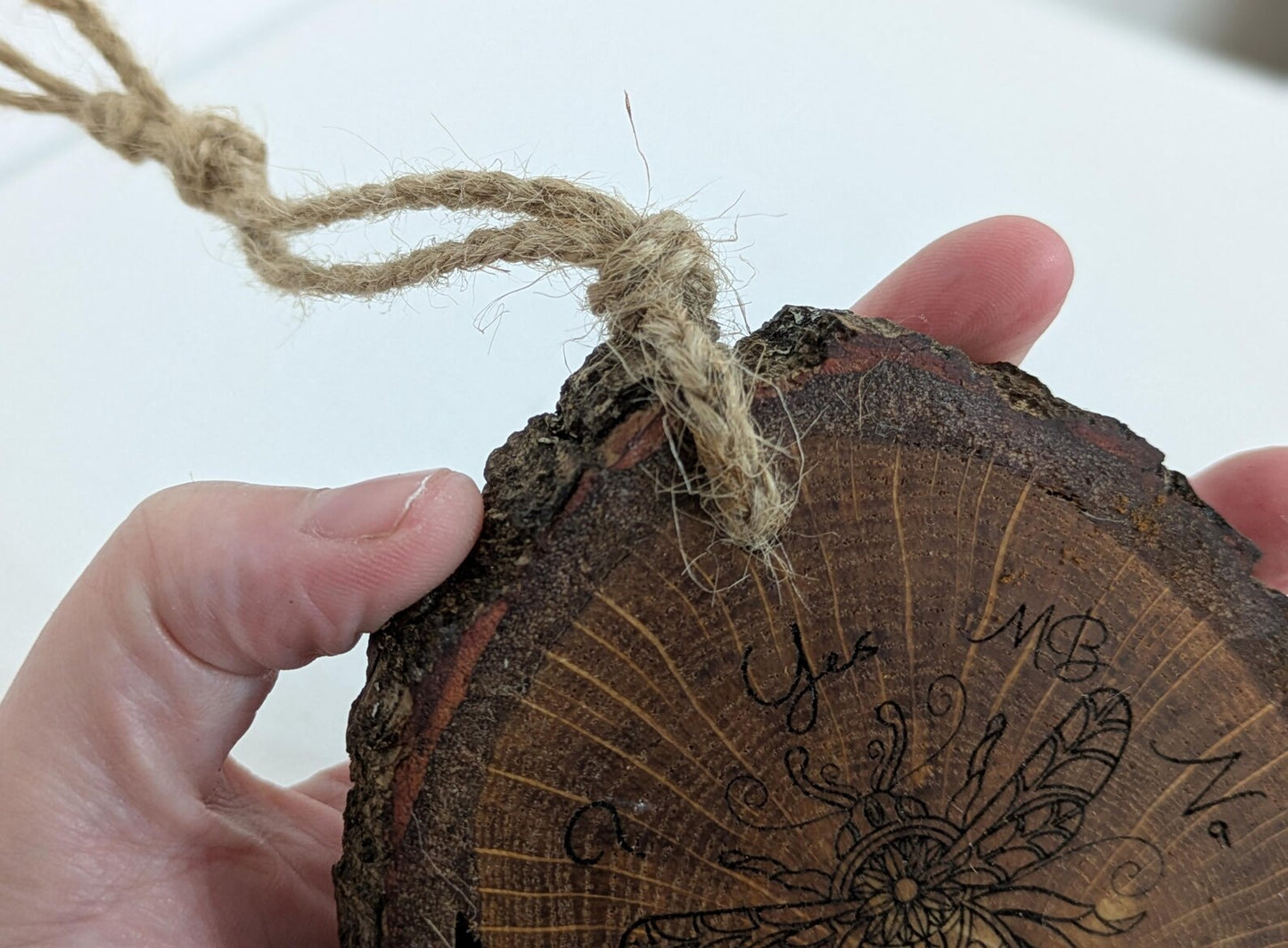 Oak wood slice bumblebee pendulum board.