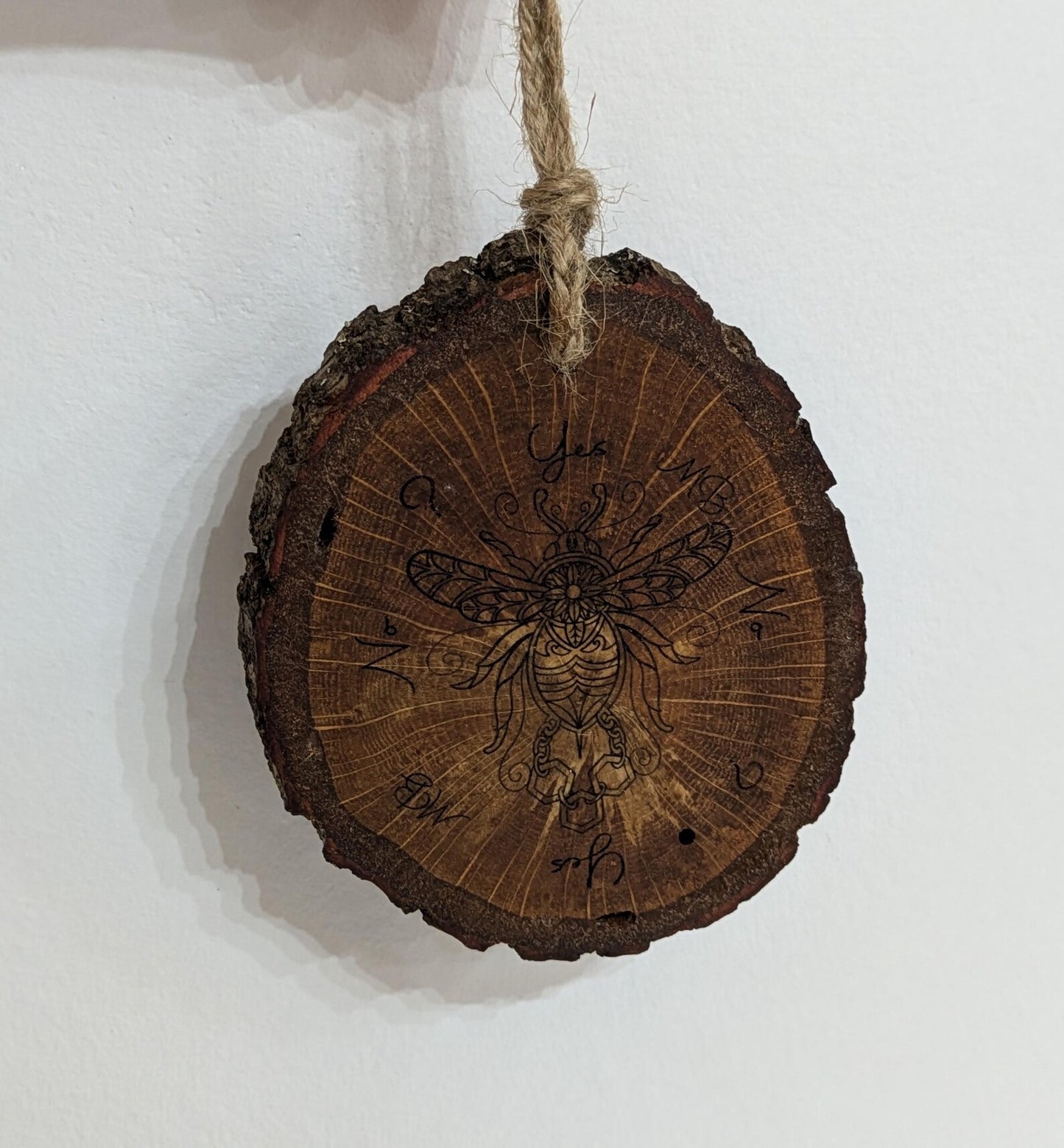 Oak wood slice bumblebee pendulum board.
