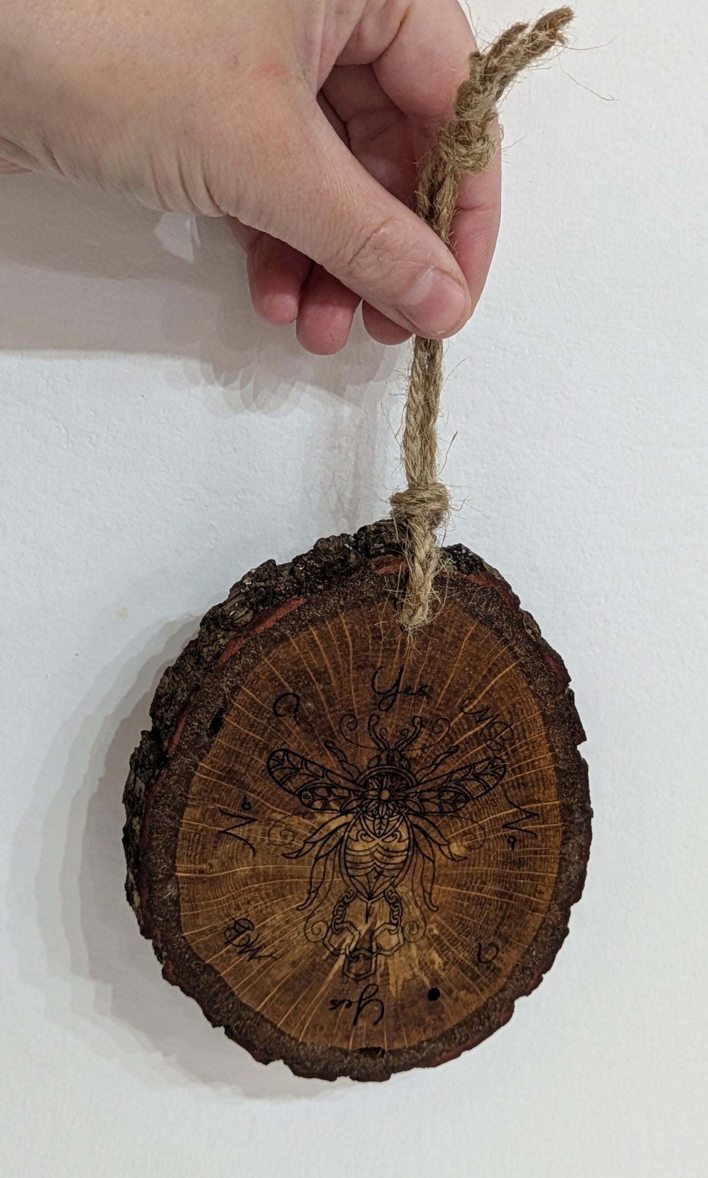 Oak wood slice bumblebee pendulum board.