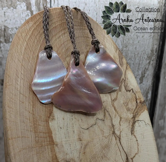 One Mixed New Zealand Freshwater Mussel Shell Pendants – High Iridescence, Pearlescent Natural Tumbled Charms for Jewellery, Craft & Ritual.