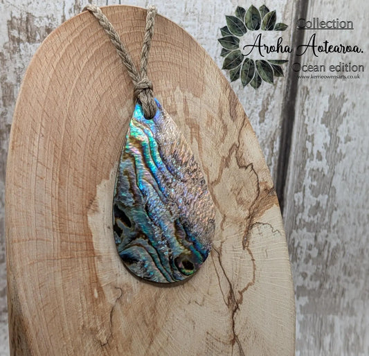 New Zealand Rainbow Pāua steward op Pendant – colourful Iridescent Necklace, Māori Inspired Ocean Jewellery, Healing Shell Talisman.