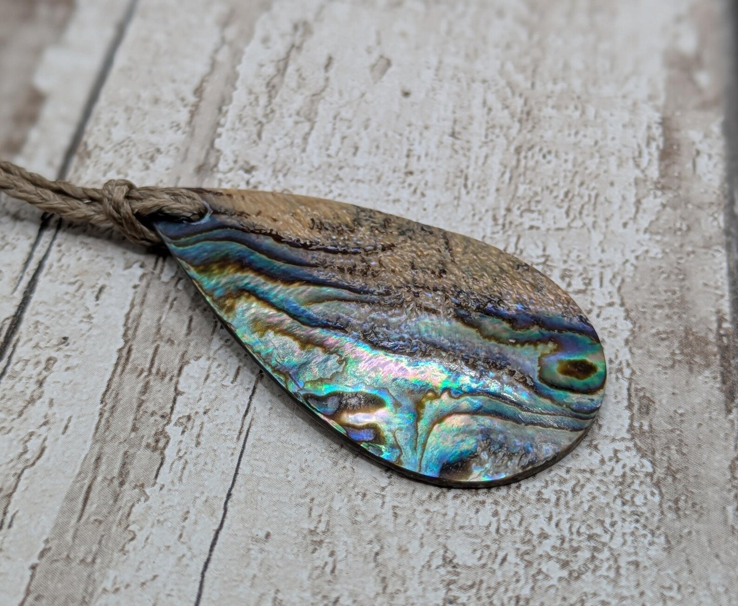 New Zealand Rainbow Pāua steward op Pendant – colourful Iridescent Necklace, Māori Inspired Ocean Jewellery, Healing Shell Talisman.