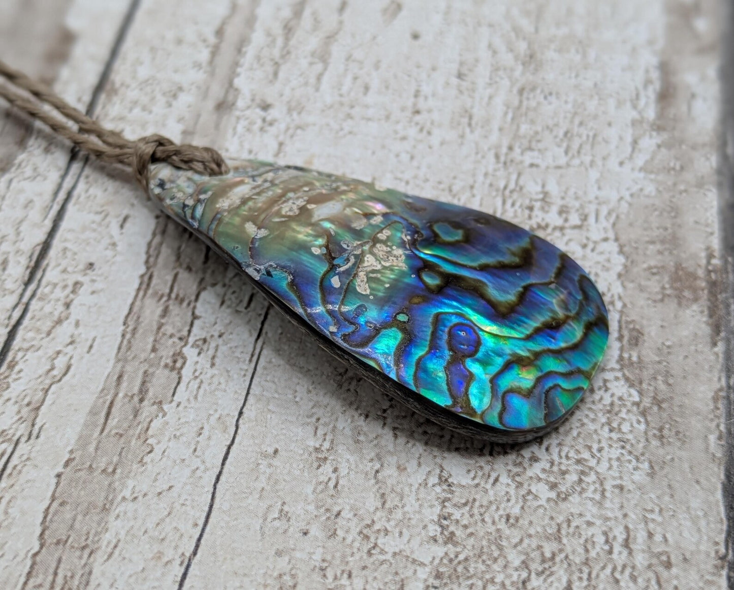 New Zealand Rainbow Pāua steward op Pendant – colourful Iridescent Necklace, Māori Inspired Ocean Jewellery, Healing Shell Talisman.