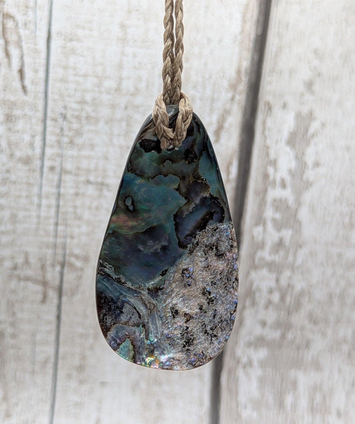 New Zealand Rainbow Pāua steward op Pendant – colourful Iridescent Necklace, Māori Inspired Ocean Jewellery, Healing Shell Talisman.
