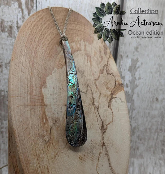 New Zealand rainbow pāua rim drop pendant.