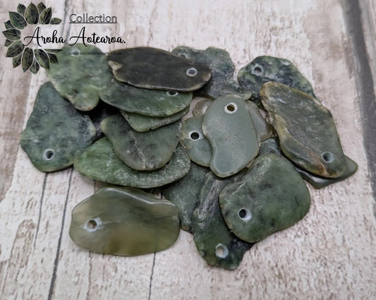 20 Top-Drilled New Zealand Pounamu Beads – Tumble polished Greenstone Offcuts for Jewellery Making and craft projects.