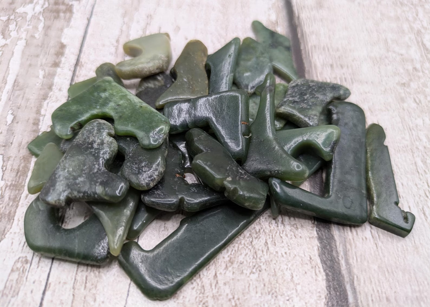 Large Tumbled Pounamu nephrite Jade Stone – Random Polished New Zealand Greenstone Offcut for Collectors & Metaphysical Use.