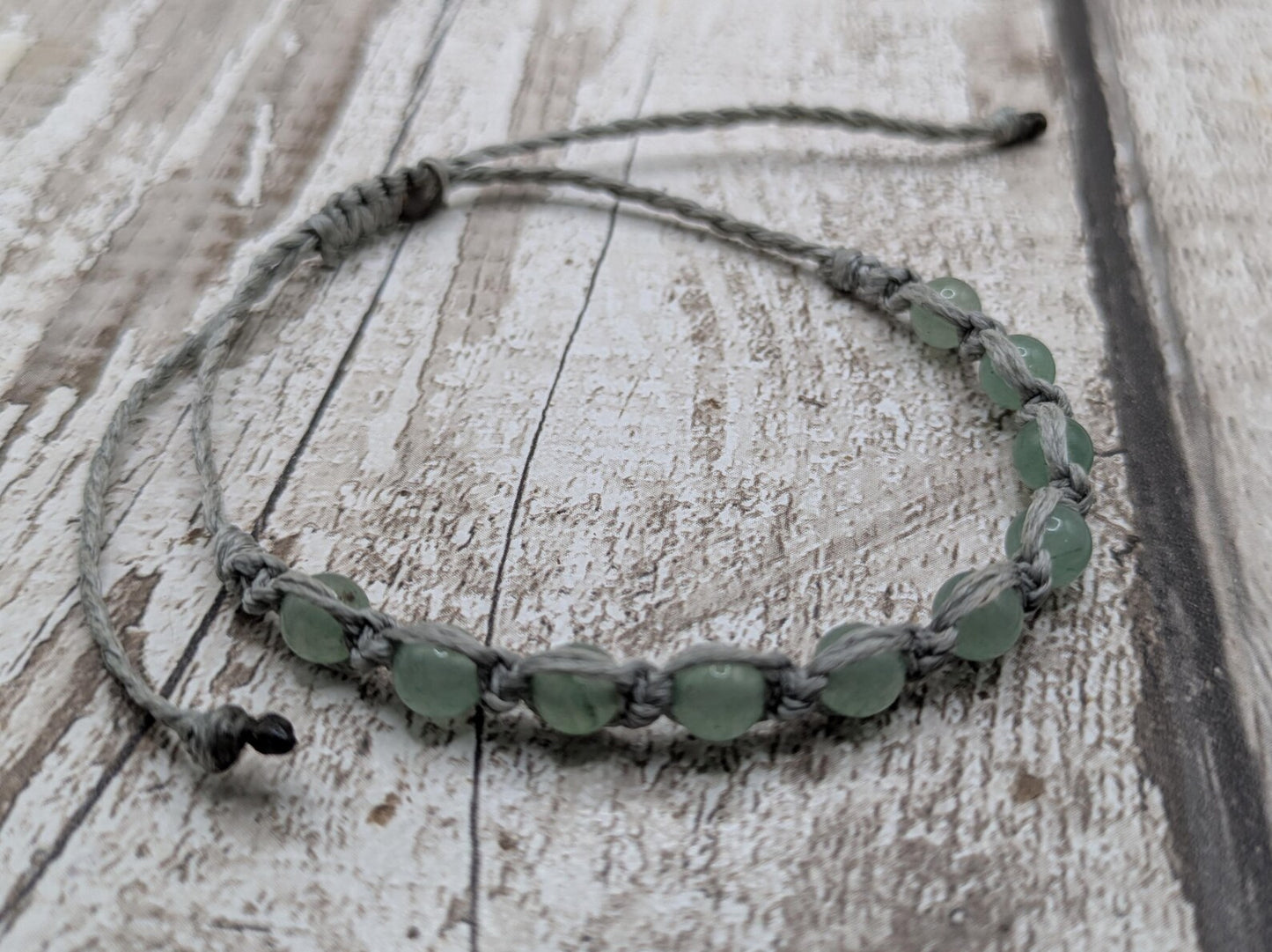 Adventurine beaded macrame adjustable braclet.