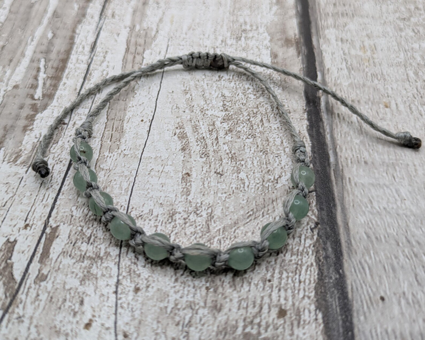 Adventurine beaded macrame adjustable braclet.