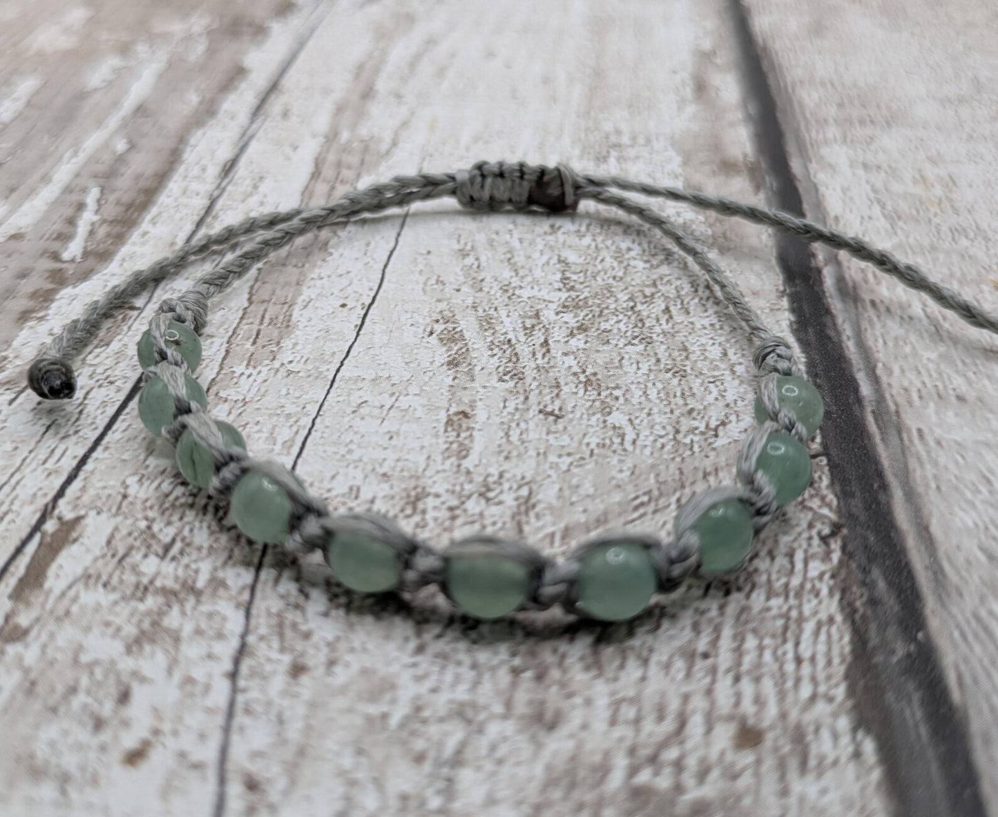 Adventurine beaded macrame adjustable braclet.
