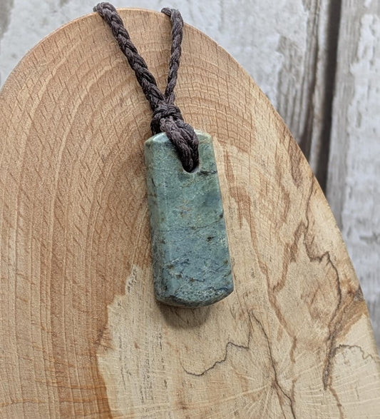 New Zealand pounamunjade greenstone roimata tear drops pendant
