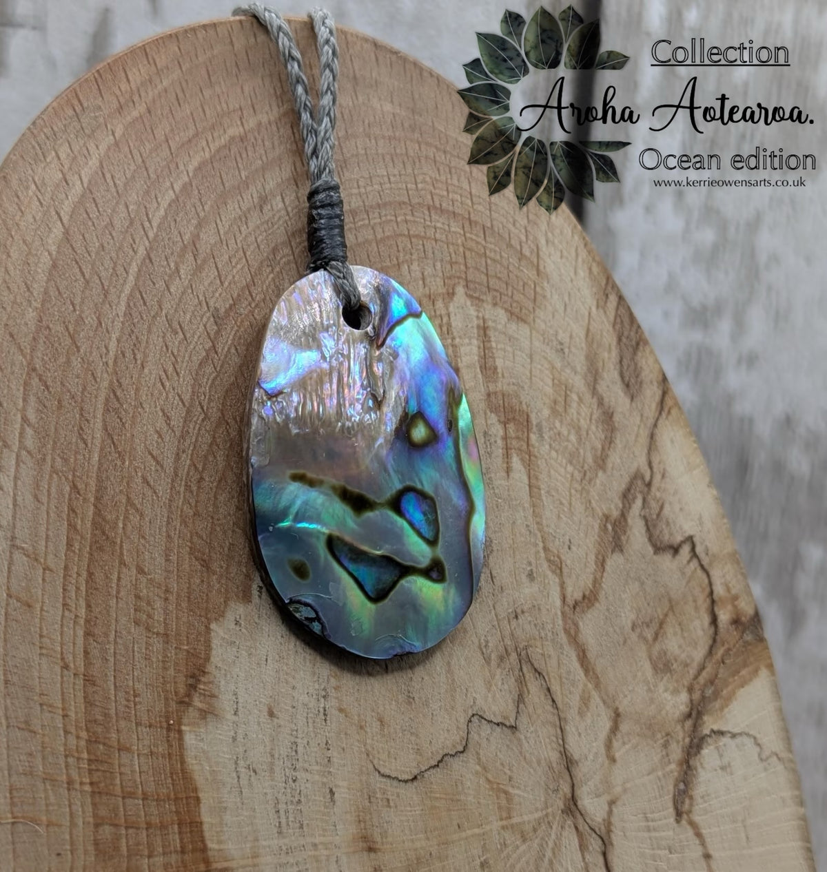New Zealand pāua shell oval pendant.