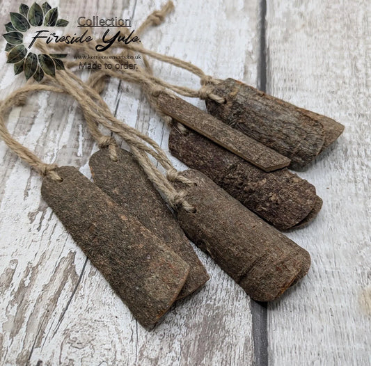 Pack of 10 plain cinnamon decorations.