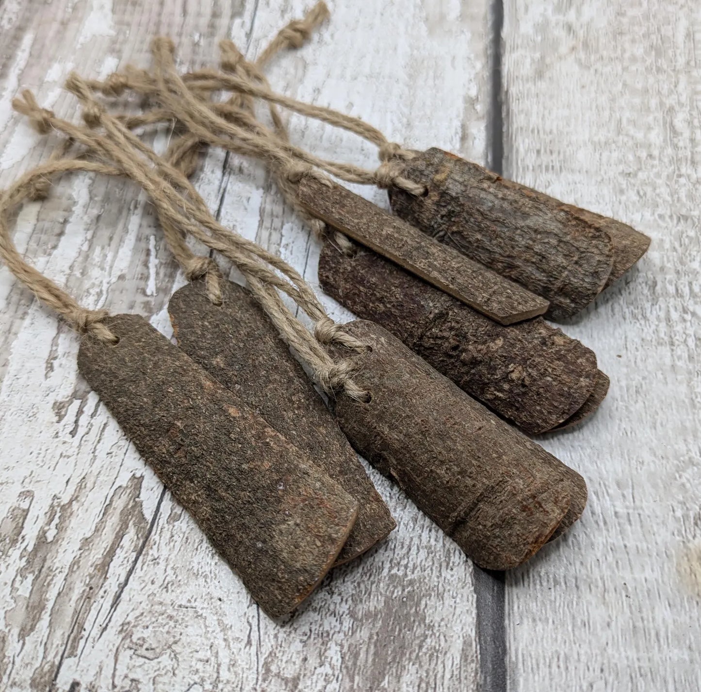Pack of 10 plain cinnamon decorations.