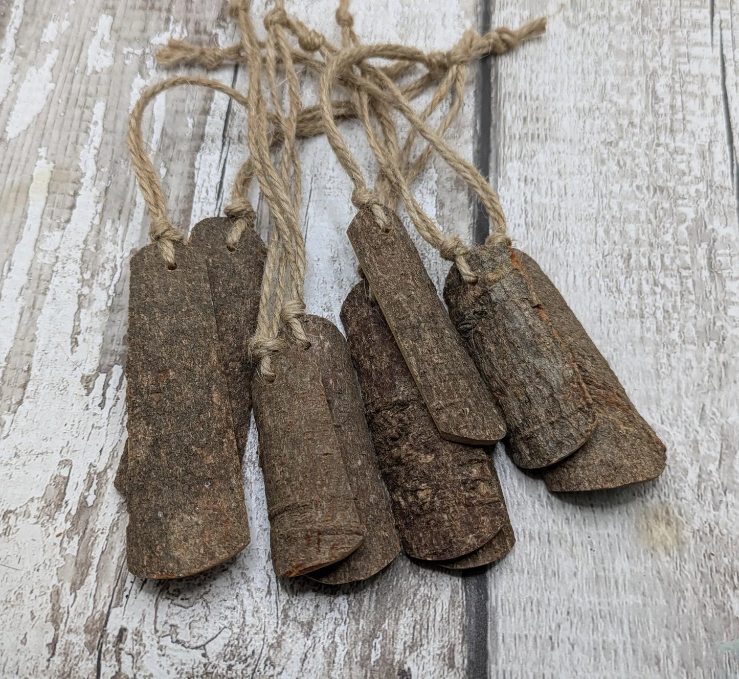Pack of 10 plain cinnamon decorations.
