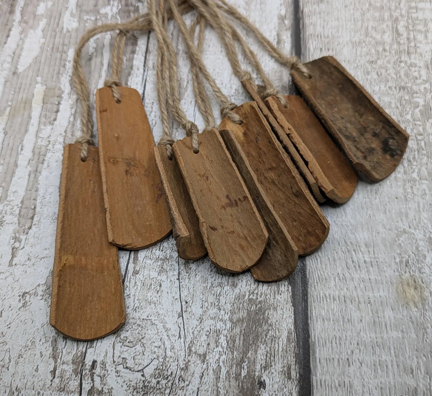 Pack of 10 plain cinnamon decorations.