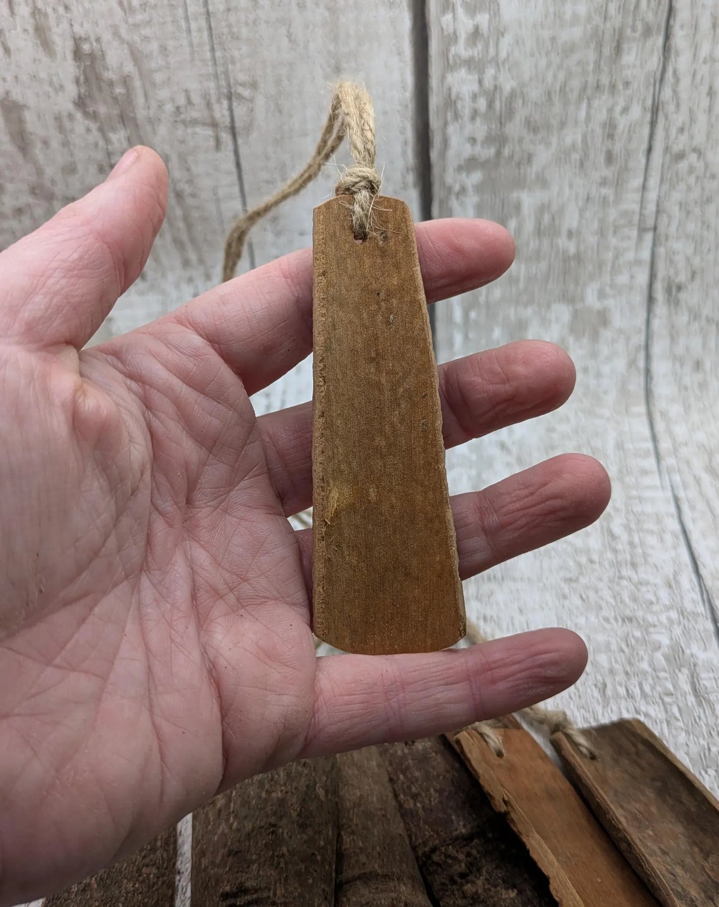 Pack of 10 plain cinnamon decorations.