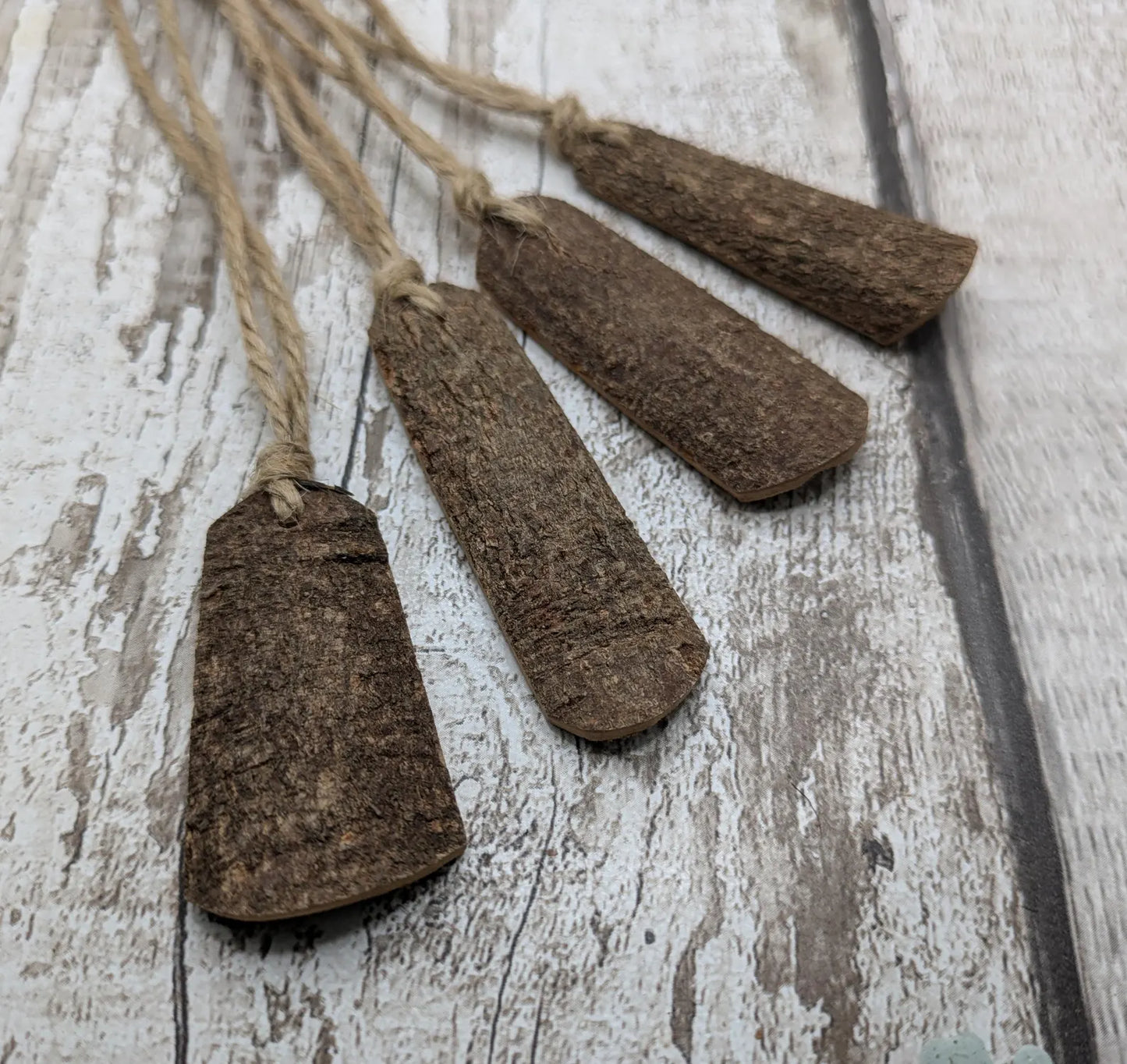 Pack of 10 plain cinnamon decorations.