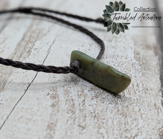 Tumble polished Pounamu greenstone jade adjustable bracelet.