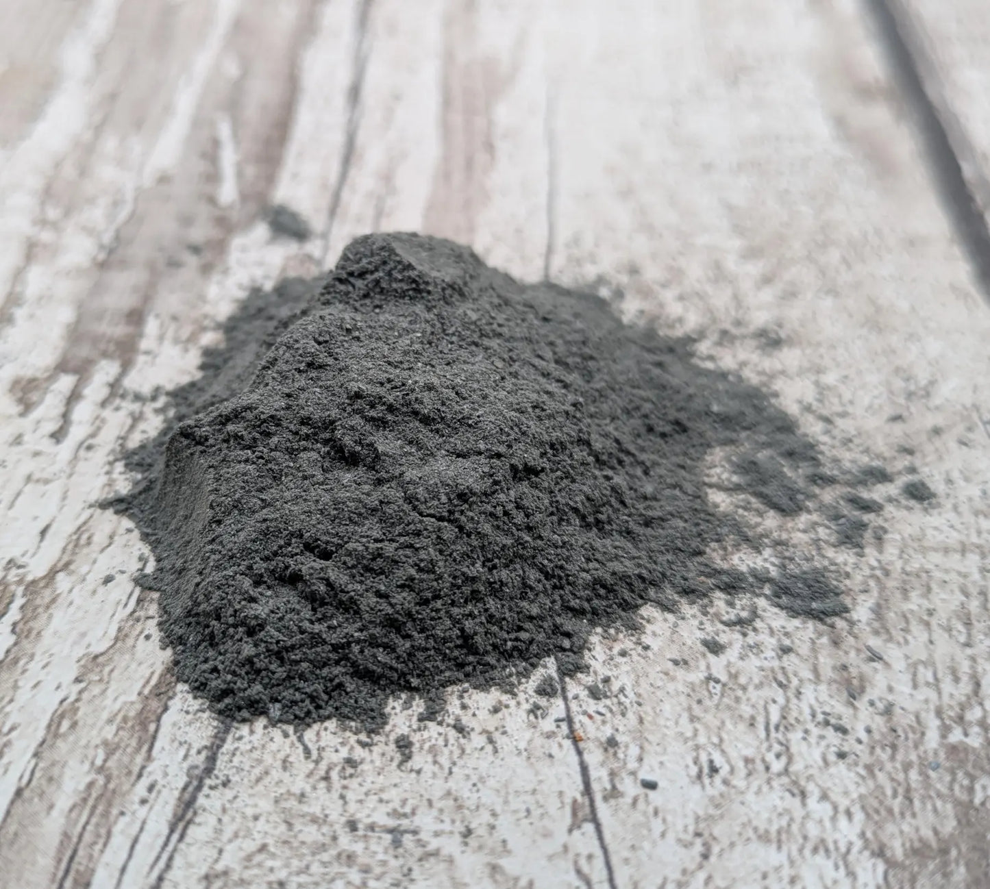 Unrefined powdered Devonshire mica shist pigment.