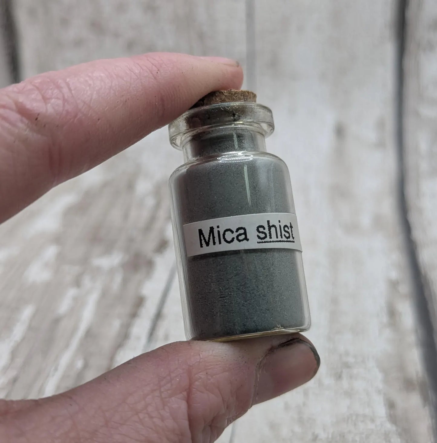 Unrefined powdered Devonshire mica shist pigment.