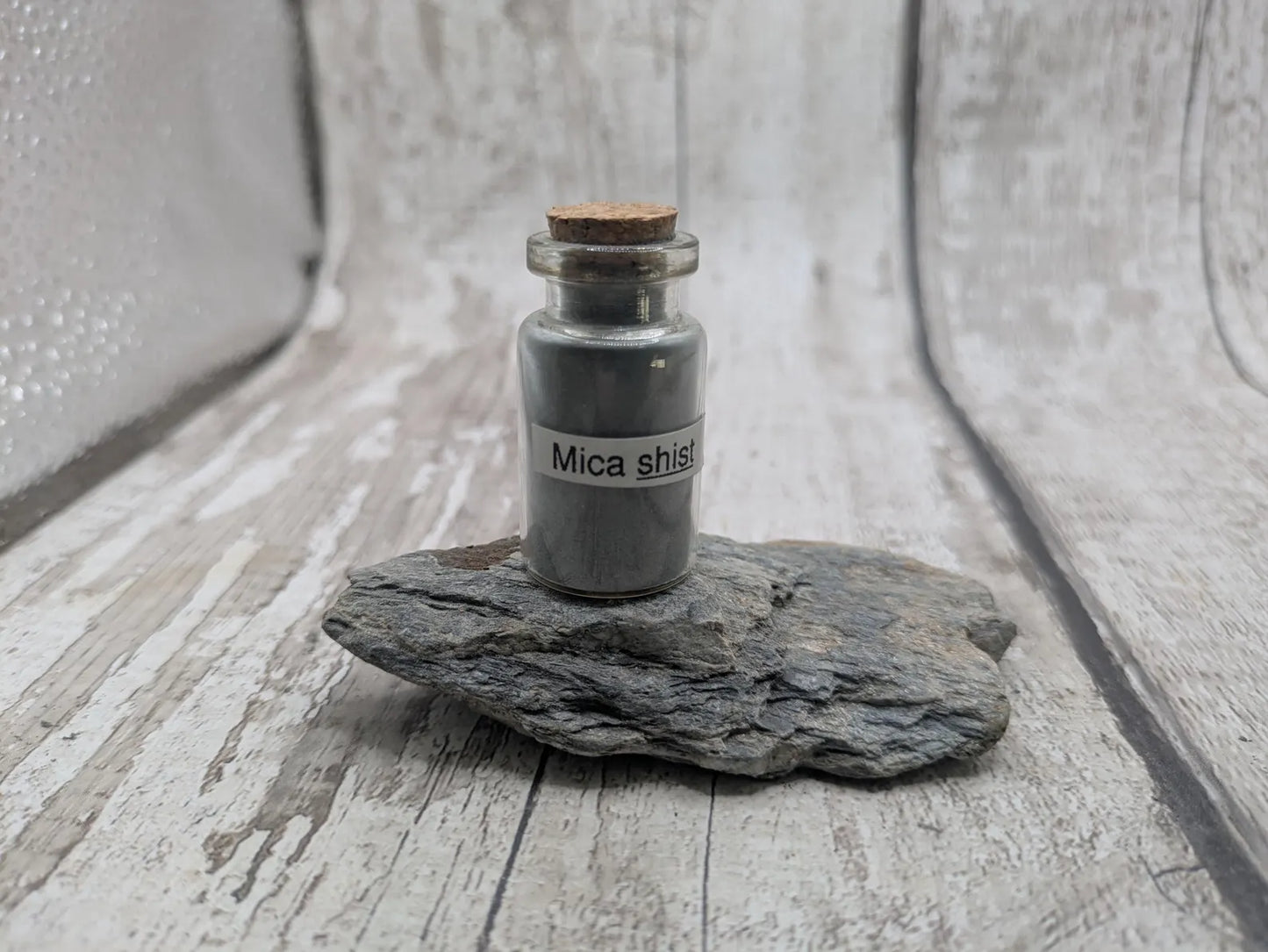 Unrefined powdered Devonshire mica shist pigment.