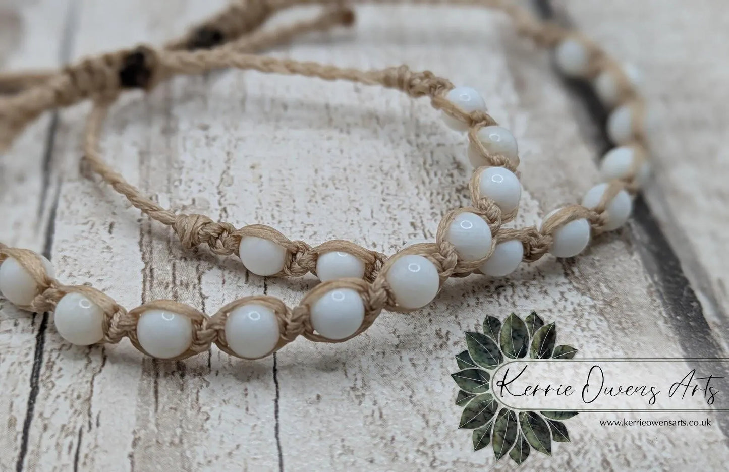 Pellucid shell beaded macramé adjustable bracelet.