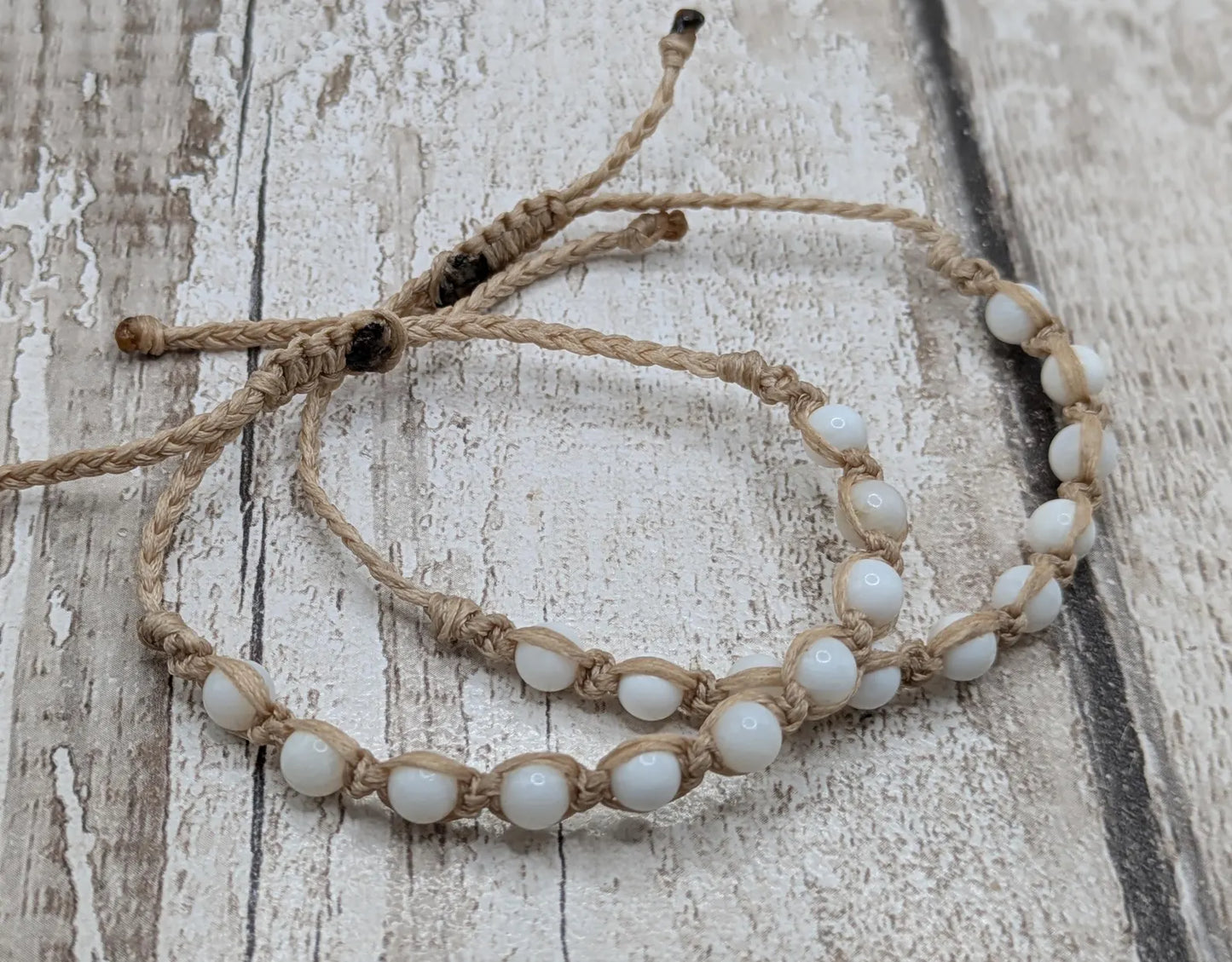 Pellucid shell beaded macramé adjustable bracelet.
