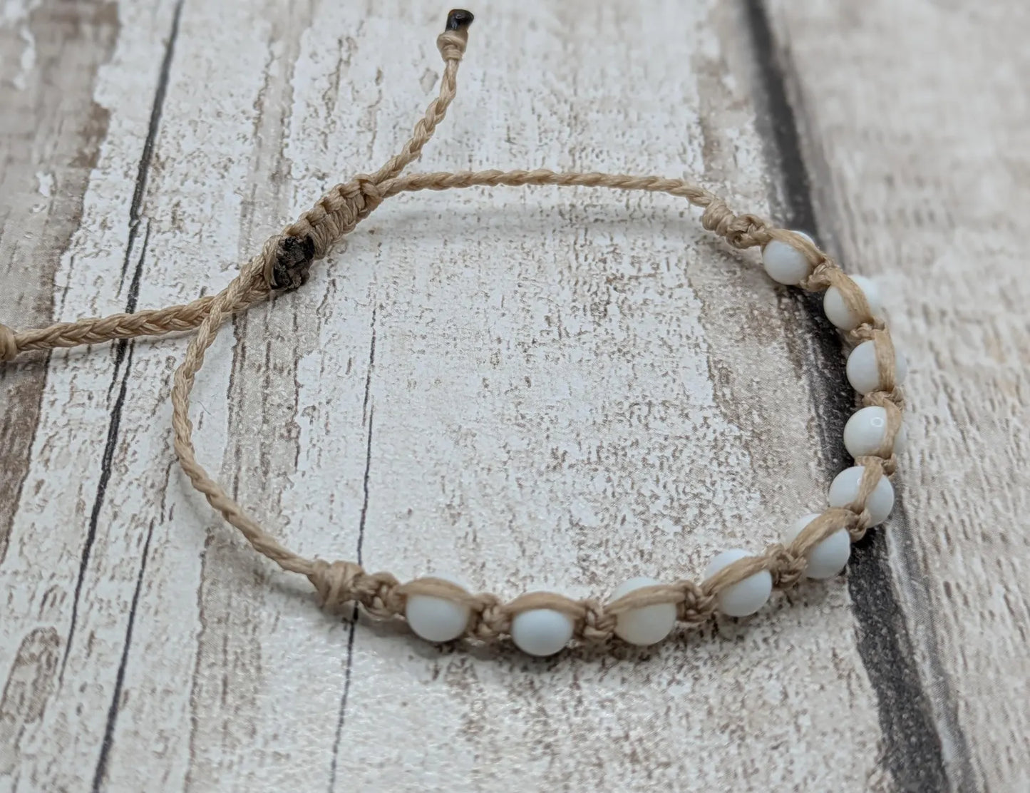Pellucid shell beaded macramé adjustable bracelet.
