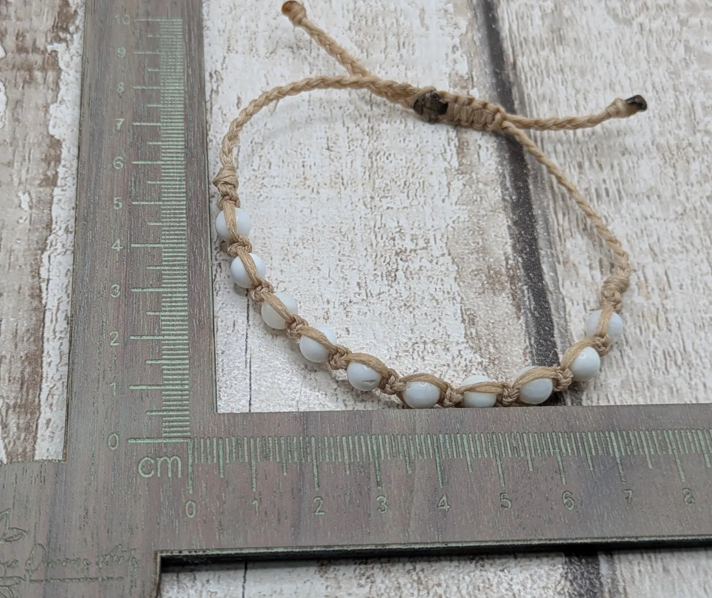 Pellucid shell beaded macramé adjustable bracelet.