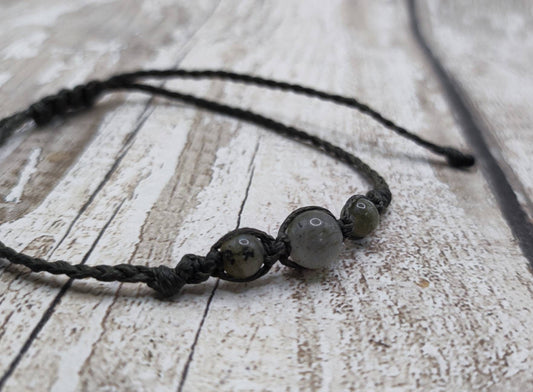 Labradorite beaded adjustable unisex bracelet.